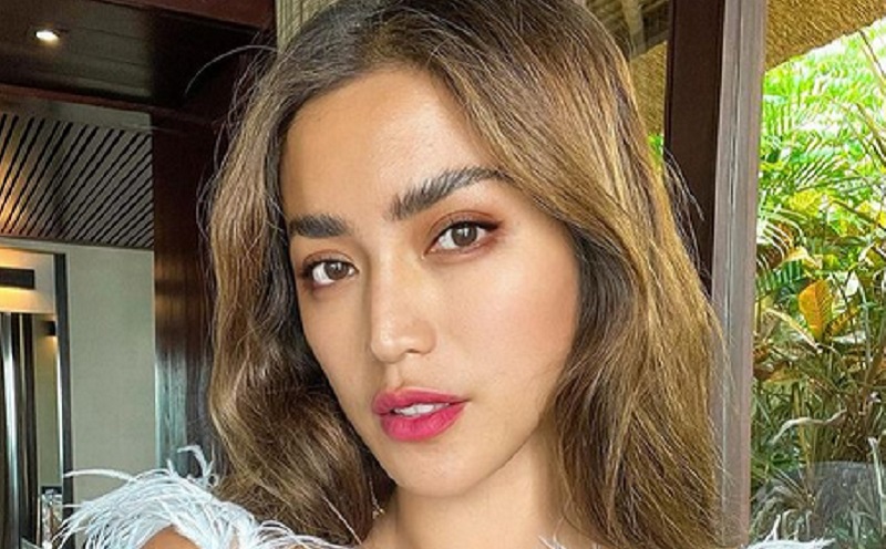 Jessica Iskandar Cantik Menawan dengan Busana Merah, Netizen: Bajunya Bagus