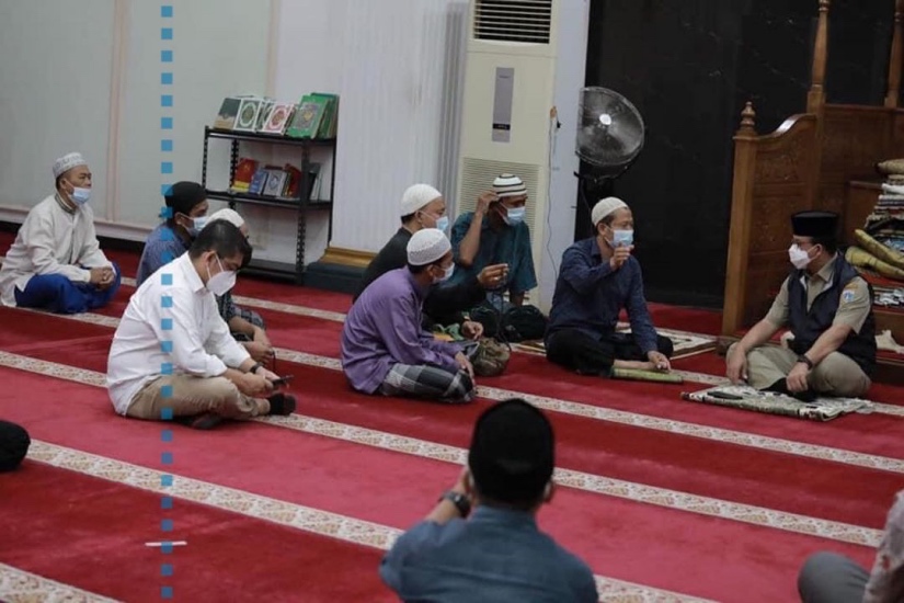 Sholat Subuh di Masjid Mangga Dua, Anies Cerita Sejarah hingga Didoakan Netizen