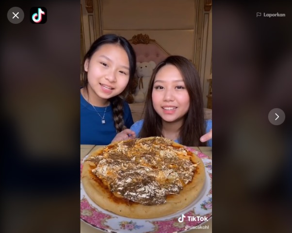 Viral Kakak Adik Pamer Makan Pizza Emas, Netizen Heboh