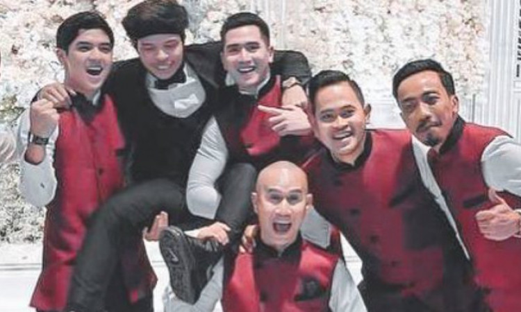 Viral Baju Pengiring Pengantin Atta dan Aurel Disebut Mirip Pelayan