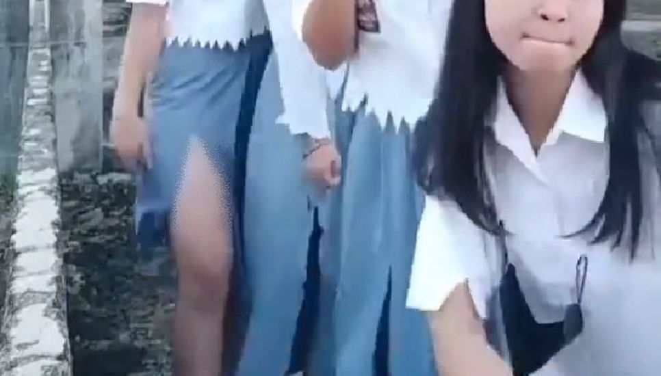 Viral Video Siswi SMA Gunting Seragam demi Tampil Seksi