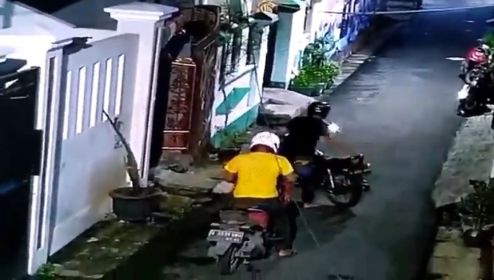 Viral Aksi 2 Pelaku Curi RX King dari Dalam Rumah di Koja Terekam CCTV