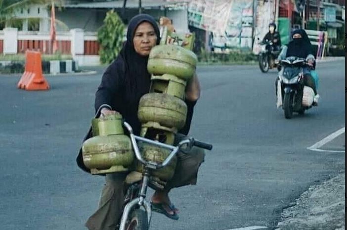 Viral Foto Emak-Emak Bawa 4 Tabung Gas Sekaligus, Netizen Terenyuh