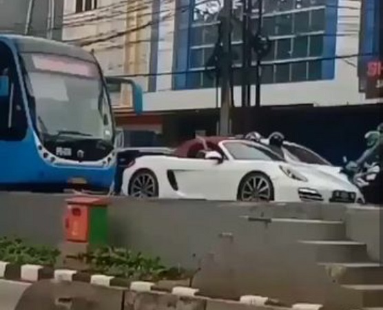 Viral Mobil Porsche Terobos Busway Lalu Minta Bus Transjakarta Mundur