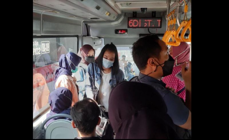 Jagat Maya Heboh Prokes Diabaikan di Bus Transjakarta