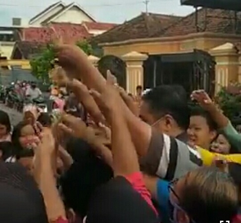 Viral Aksi Kades Bagikan Uang Sebabkan Kerumunan