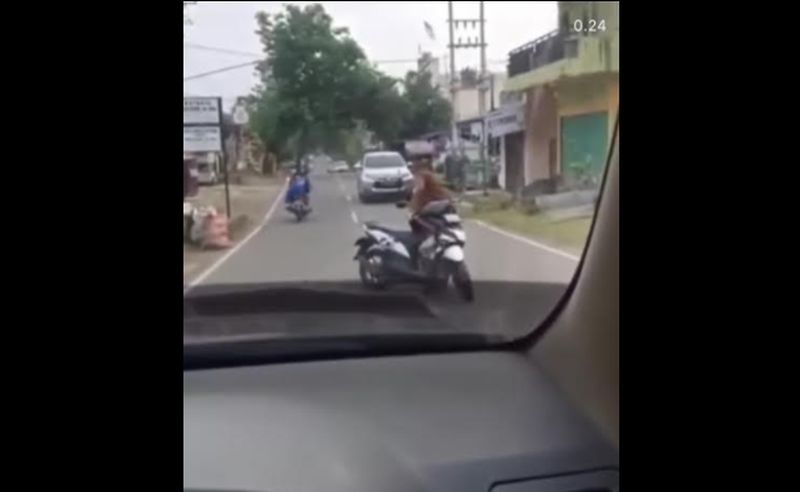 Viral Emak-Emak Asyik Ngobrol di Tengah Jalan, Netizen: Seolah Dunia Miliknya