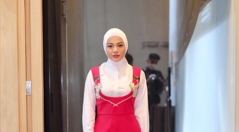 Aurel Cantik Pakai Hijab Merah Putih, Netizen: Teruslah Berkibar