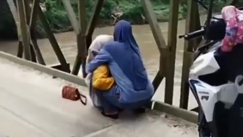 Viral Wanita Hendak Bunuh Diri Lompat dari Atas Jembatan Diselamatkan Warga