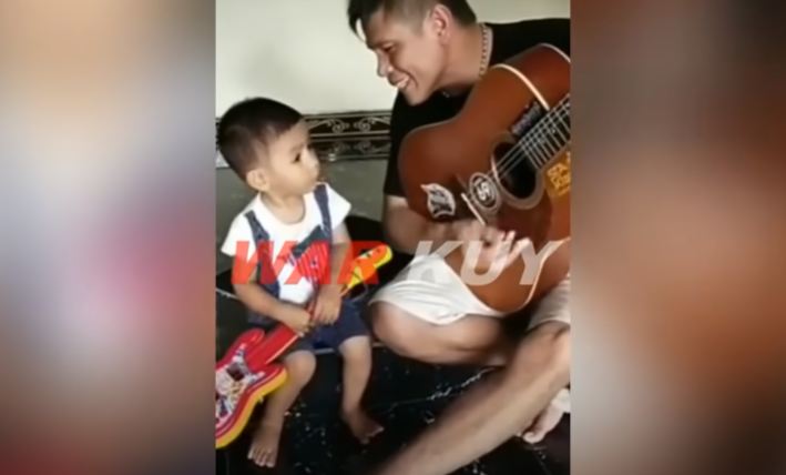 Viral Video Serda Ucok Main Gitar Bareng Anak Kecil, Bawakan Lagu Dewa 19