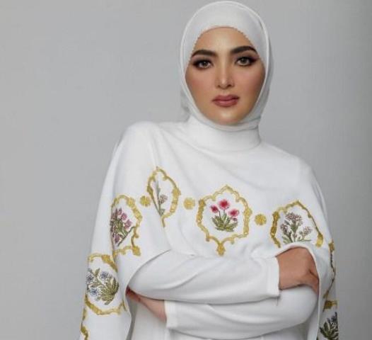 Ashanty Tampil Berhijab Gaya Beautiful in White, Netizen: Bidadari Cantik Banget