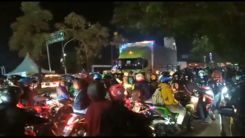 Viral Ratusan Pemudik Terobos Pos Penyekatan Jalur Mudik Lebaran di Tengah Hujan