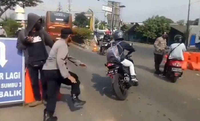 Ketika Pemudik Motor Lolos di Pos Penyekatan, Netizen: Doa Ibu