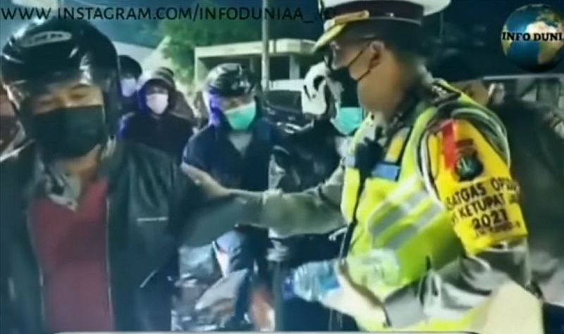 Viral Polisi Bagi-Bagi Minuman ke Pemudik, Netizen: Adem Liatnya