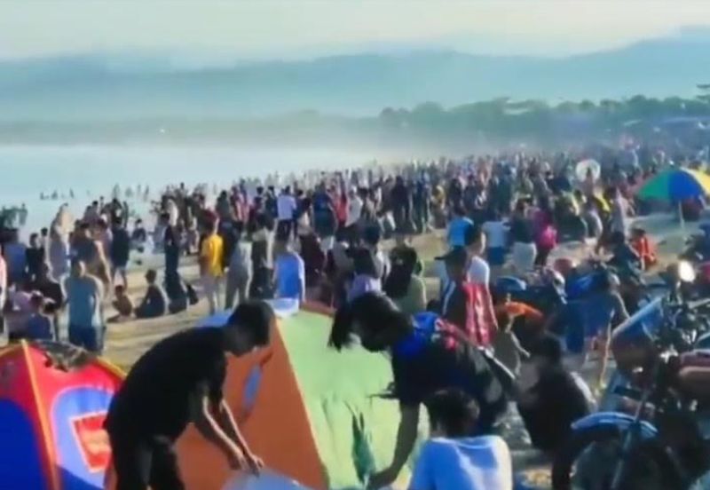 Setelah Batu Karas, Viral Pantai Santolo Garut Diserbu Ribuan Wisatawan