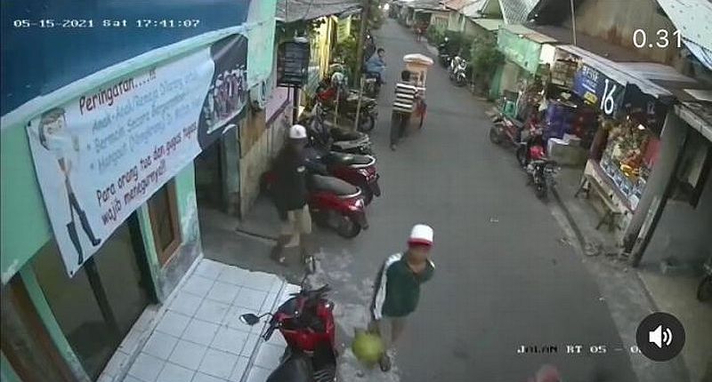 Terekam CCTV, Maling Tabung Gas 3 Kg Viral di Medsos