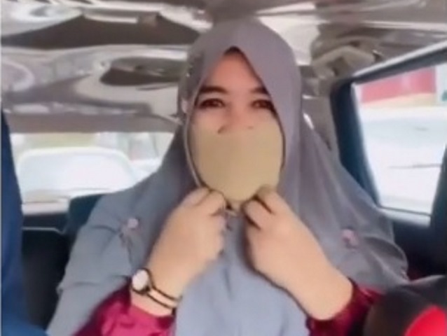 Aksi Kocak Emak-Emak Ubah Jilbab Jadi Masker, Netizen: Jam Terbang Tinggi