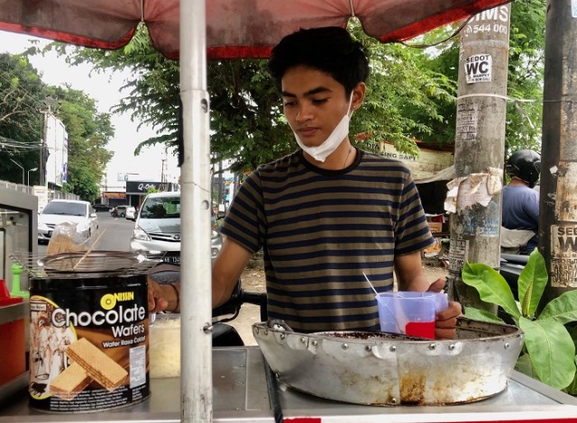 Viral Penjual Telur Gulung Ganteng Mirip Ricky Harun, Bikin Pembeli Salah Tingkah