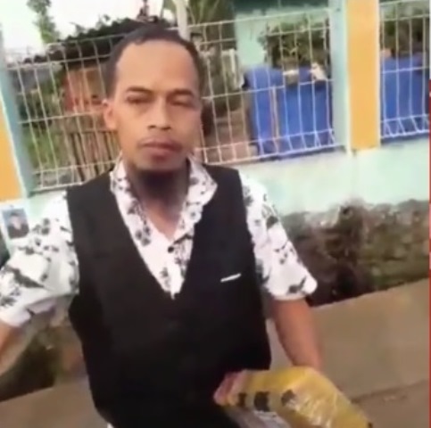 Viral Bapak-Bapak Tarik Jaket Kurir saat COD, Netizen pun Geram