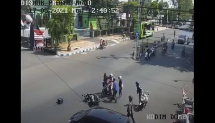 Viral, Emak-emak Baku Hantam di Tengah Jalan Setelah Terlibat Kecelakaan