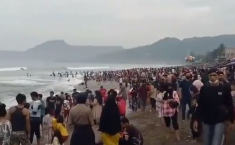 Viral Wisatawan Pantai Pelabuhan Ratu Membeludak, Aparat Teriak-Teriak Suruh Bubar