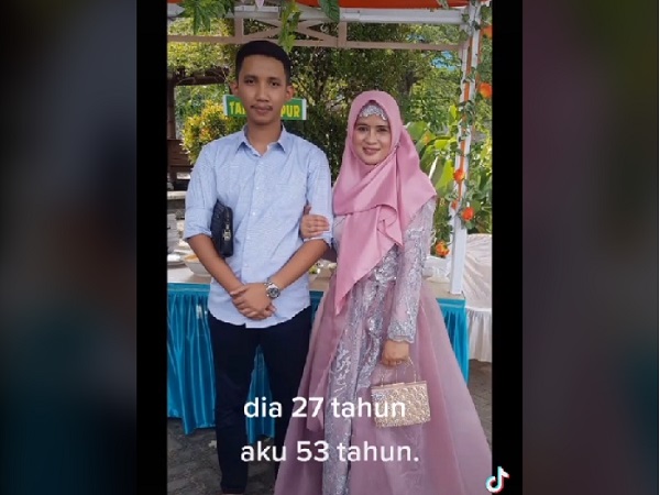 Postingannya Viral, Nenek : Berondongku Kerja, Bukan Numpang Hidup