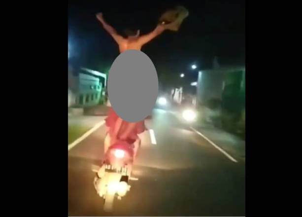 Viral! Pembonceng Motor Bugil Tengah Malam di Jalan Raya