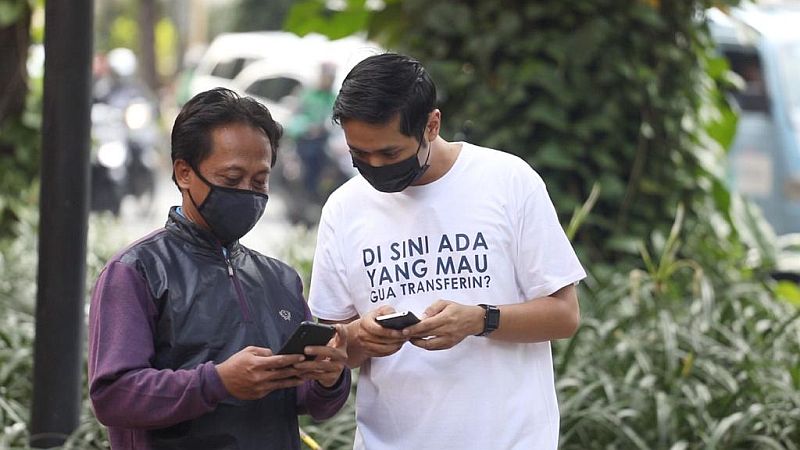 Viral Pria Berkaos di Sini Ada yang Mau Gua Transferin? Netizen: Ini Baru Sultan!