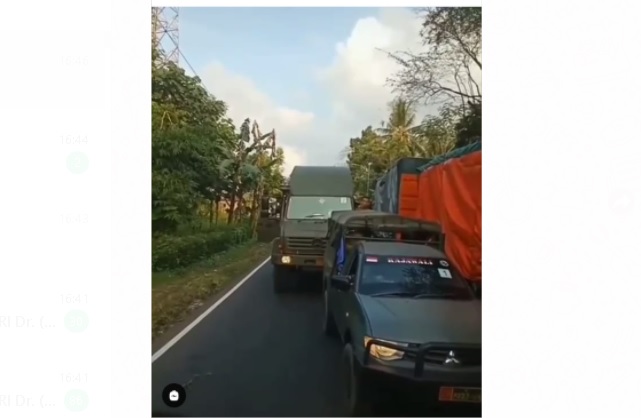 Viral! Iring-iringan Kendaraan Tempur Kostrad Dihadang Truk