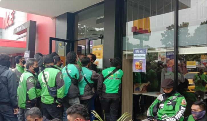 McDonald's Disegel Satpol PP, Netizen: Tidak Diproses seperti Habib Rizieq?