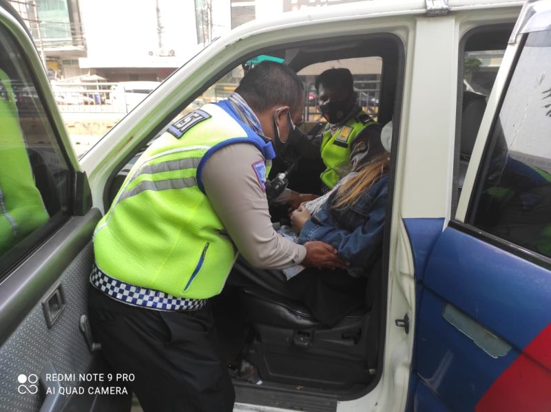 Viral Aksi Heroik Polisi Tolong Ibu Hamil ke Rumah Sakit