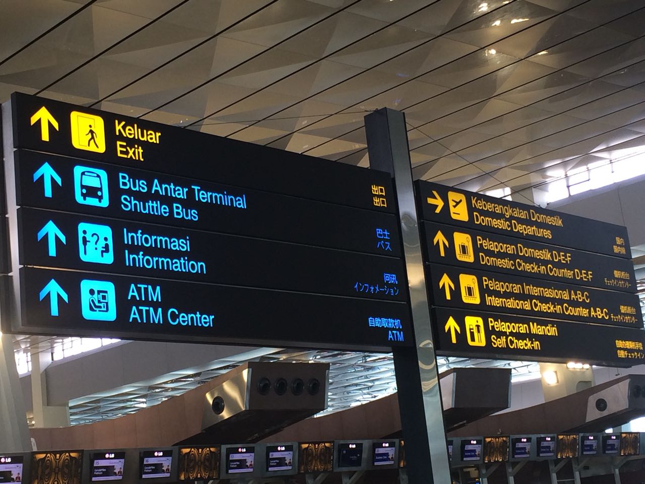 Viral Antrean Penumpang di Bandara Soetta, AP II Harus Digital Minded