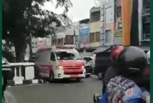 Viral Laju Ambulans Ditahan Iring-Iringan Mobil, Netizen Ngamuk!