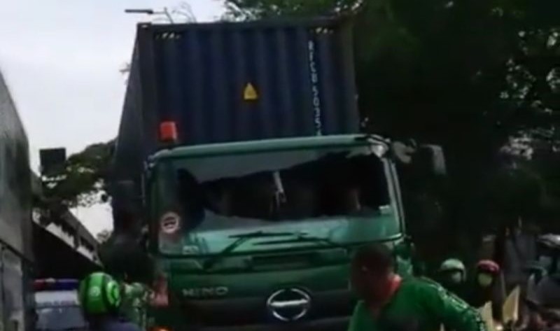 Viral Pengemudi Arogan Pecahkan Kaca Truk Kontainer di Sunter