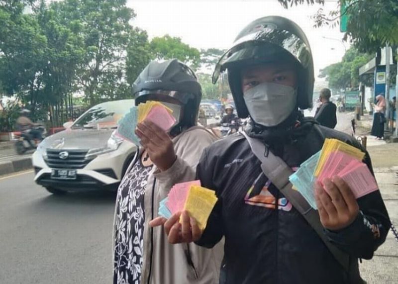 Viral Kertas Togel Berserakan di Depan Gedung Sate, Ada Apa?