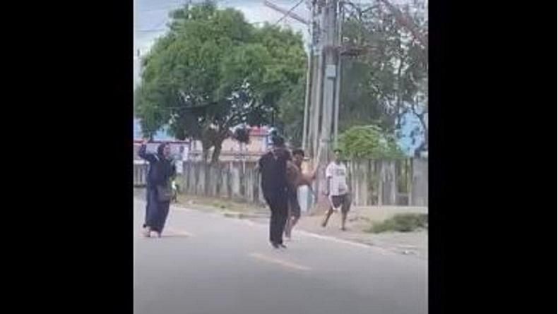 Aksi Heroik Emak-Emak Lerai Duel Pemuda Pakai Samurai Jadi Viral