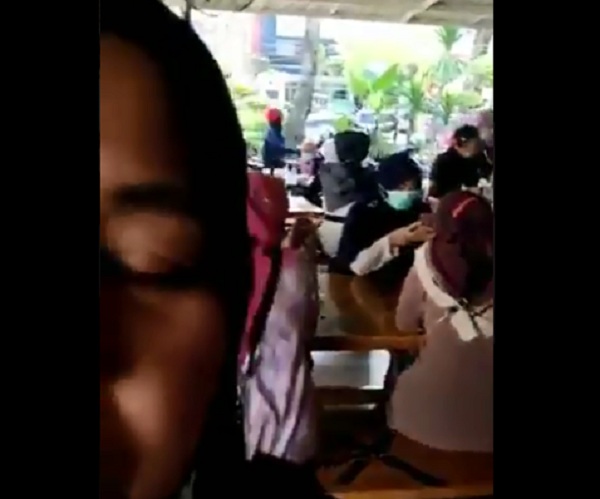 Viral, Rekam Suasana Ramai Restoran Bebek di Padang, Emak-Emak Sebut Pemerintah Zalim