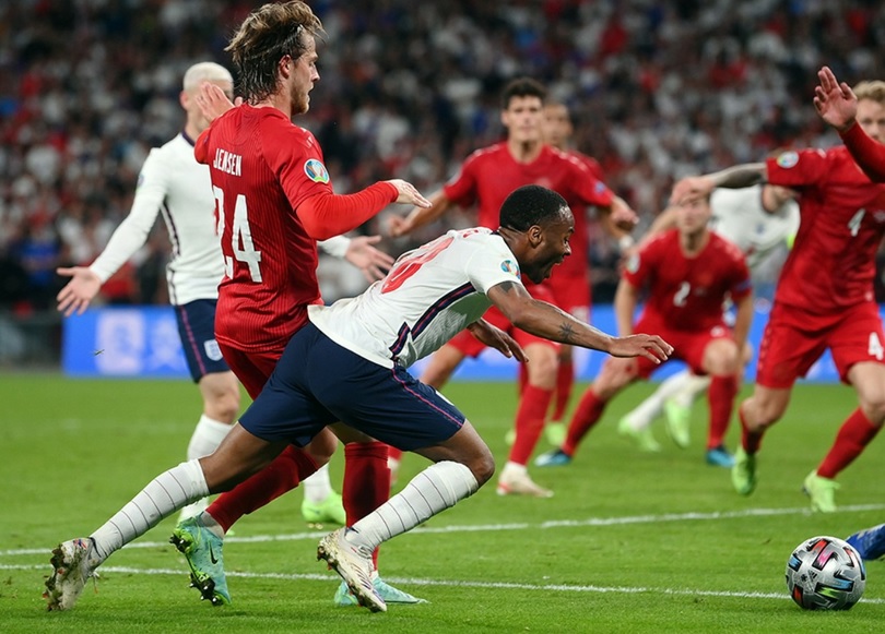 Raheem Sterling Diving di Laga Inggris vs Denmark, Netizen: Football Is Diving Home!