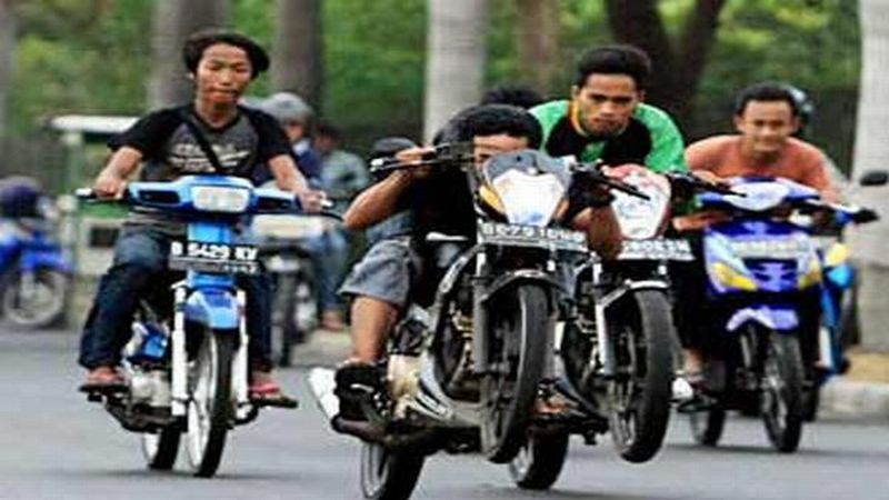 Aksi Geng Motor Keroyok Polisi yang Akan Bubarkan Balap Liar di TB Simatupang Cilandak Viral