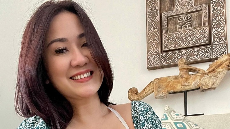 Tante Ernie Pakai Dress Seksi Pamer Tali Bra, Netizen: Aduh Pusing Kepalaku