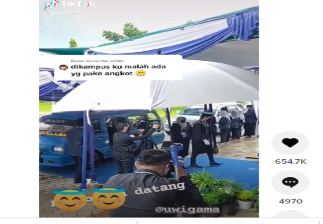 Tanpa Gengsi, Pria Wisuda Drive Thru Naik Angkot Viral dan Bikin Salut Netizen