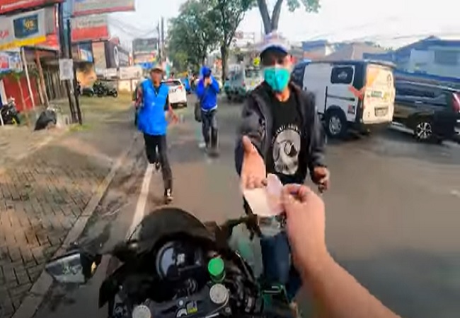 Pria Naik Motor Bagi-Bagi Uang di Jalan yang Viral Ternyata YouTuber Asal Bandung