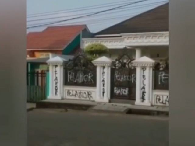 Viral Rumah Dicoret-coret Kata "Pelakor", Netizen: Kena Mental