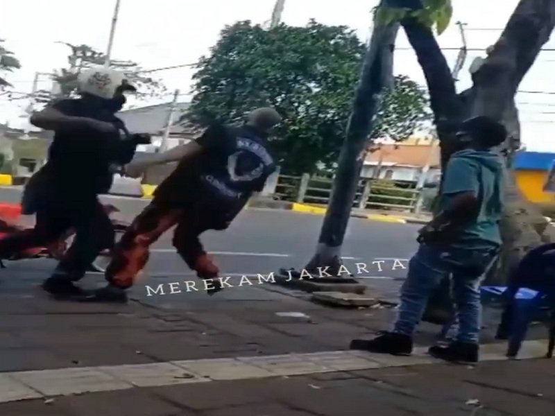 Viral Aksi Baku Hantam Oknum Ormas dan Mata Elang, Ini Kronologinya