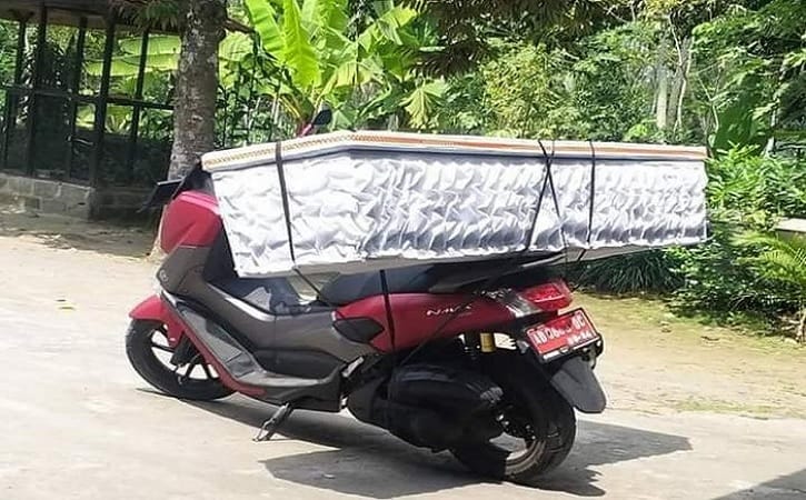 Viral! Kades Birit Klaten Angkut Peti Mati Pakai Motor Dinas