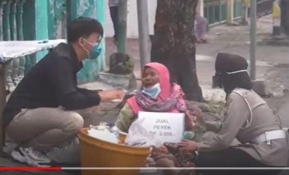 Nenek Penjual Peyek Viral Ketakutan Didatangi Polisi, Ternyata Diberi Bantuan