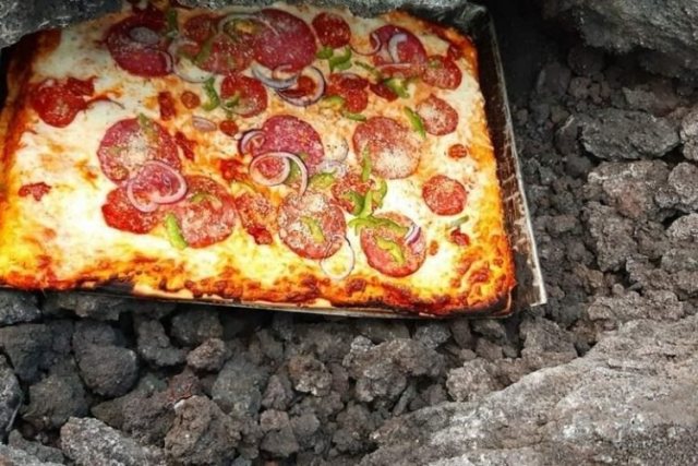 Viral Pizza Pacaya Dimasak Pakai Lava Gunung Berapi, Turis pun Rela Membeli Mahal