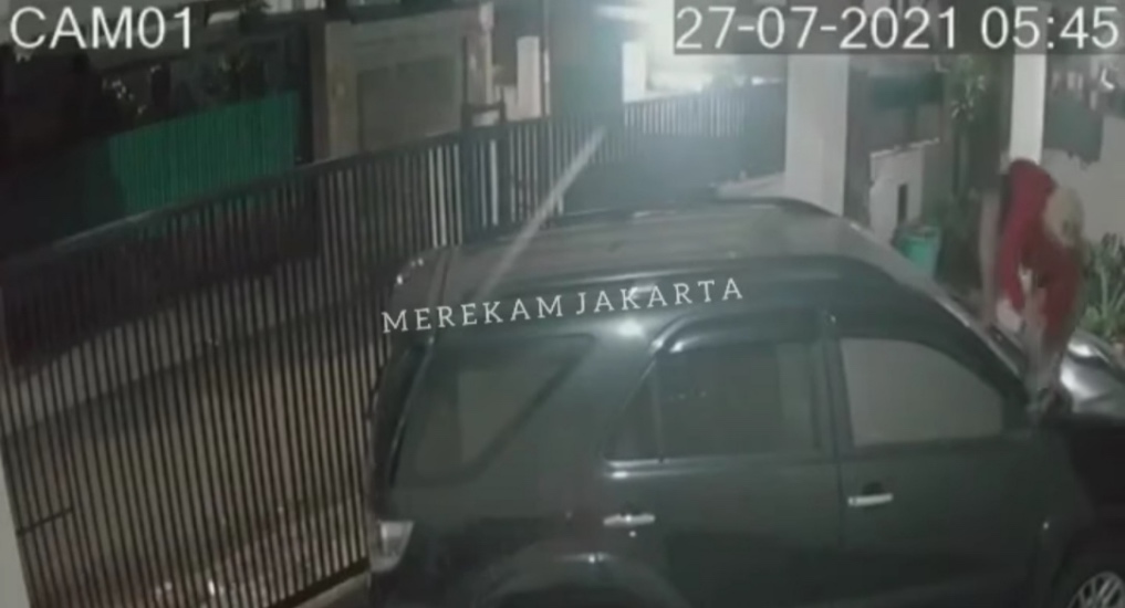 Viral Rekaman CCTV Kawanan Maling Gondol Spion Fortuner di Kebayoran Baru