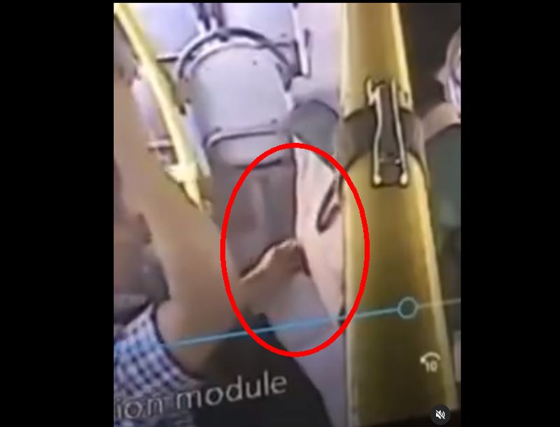 Viral! Copet Asyik Gasak Dompet Penumpang Bus Transjakarta