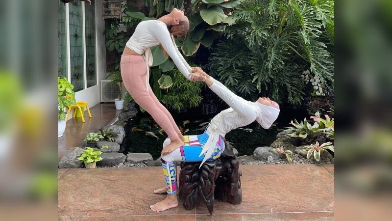 Pose Acroyoga Inul Daratista Bikin Takjub, Netizen: Indah Dipandang Bun!